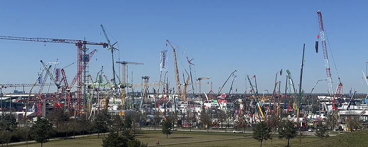 Kranwald bei der bauma 2025 (©Foto: Martin Schmitz) 